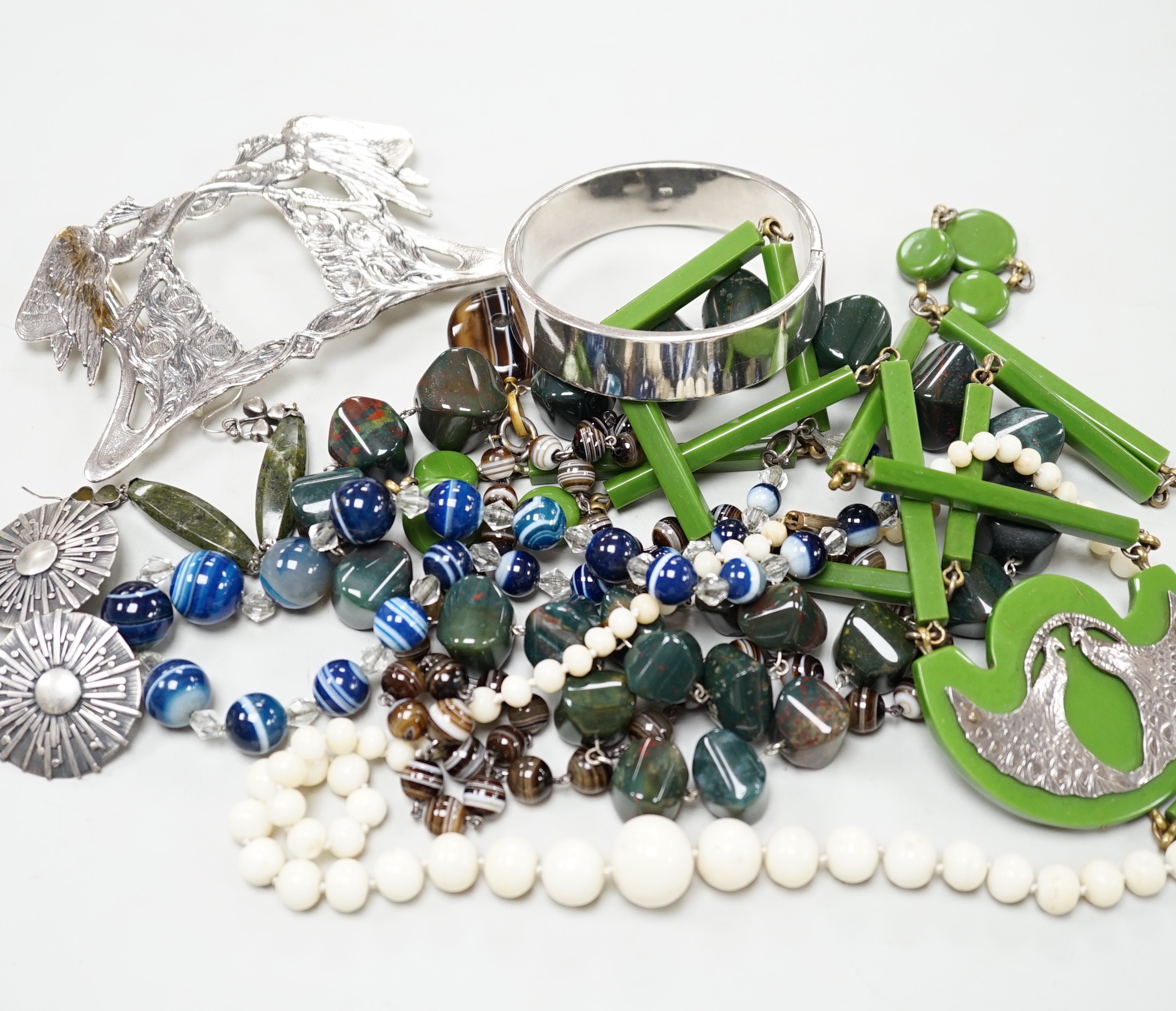 A mixed group of jewellery including graduated white coral bead necklace, bloodstone necklace, banded agate necklace, pair of silver earrings, 925 bangle etc.